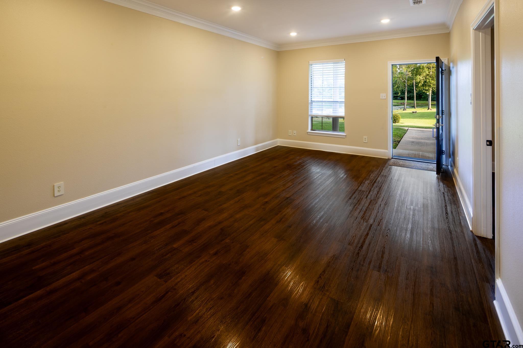 1912 Hollylake Circle