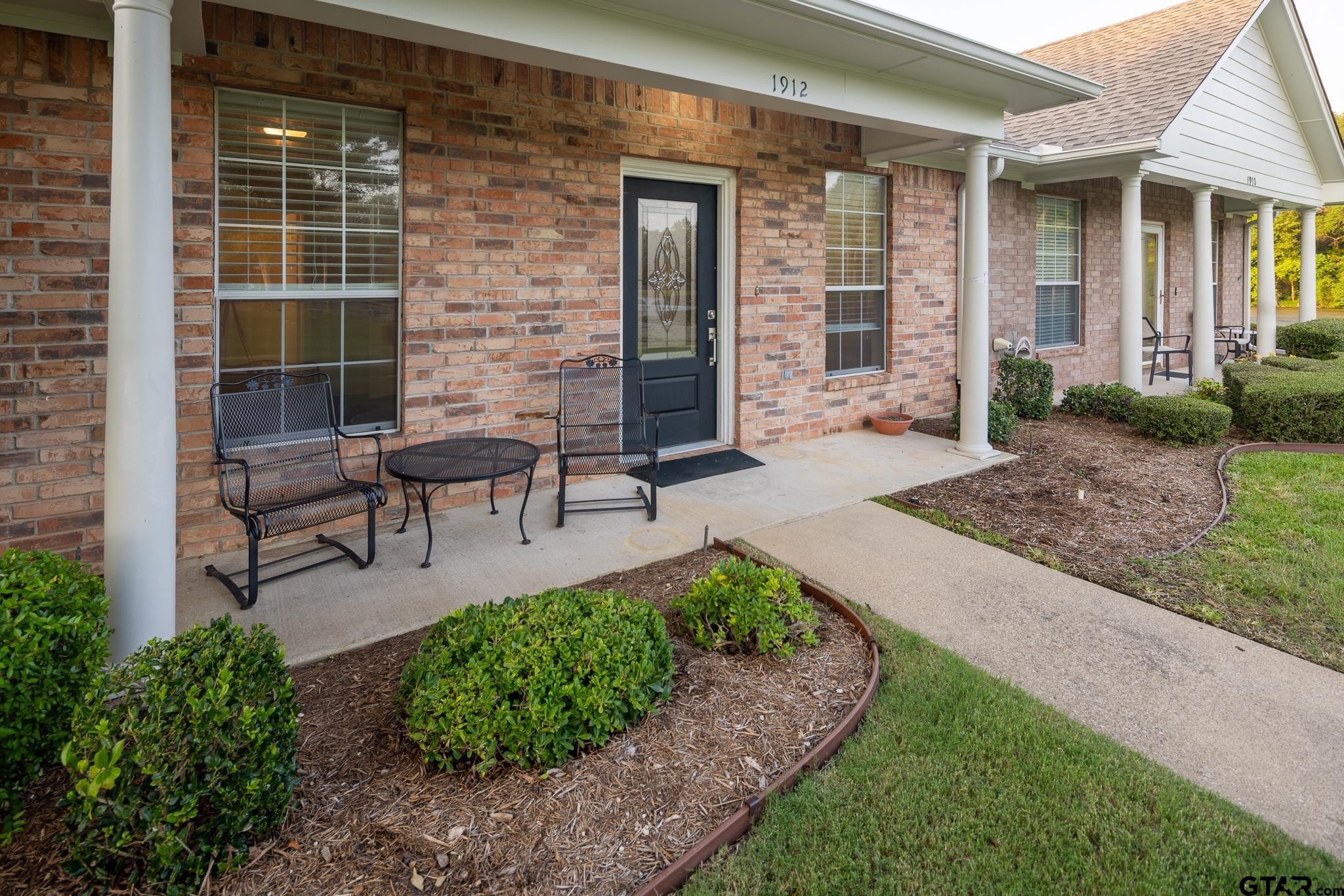 1912 Hollylake Circle