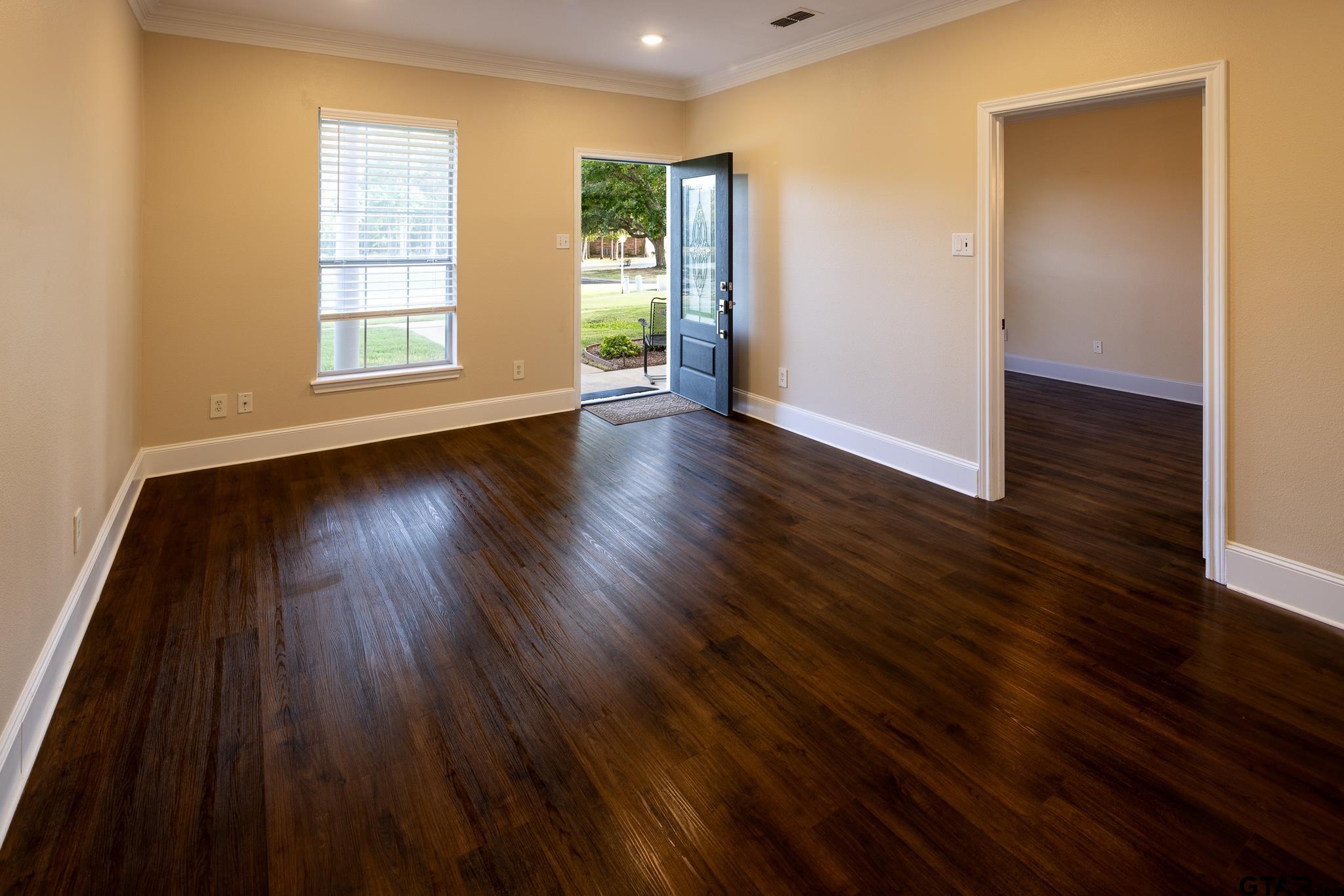 1912 Hollylake Circle