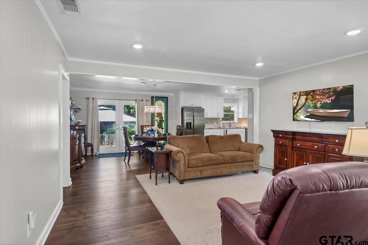 1704 Oakwood Drive