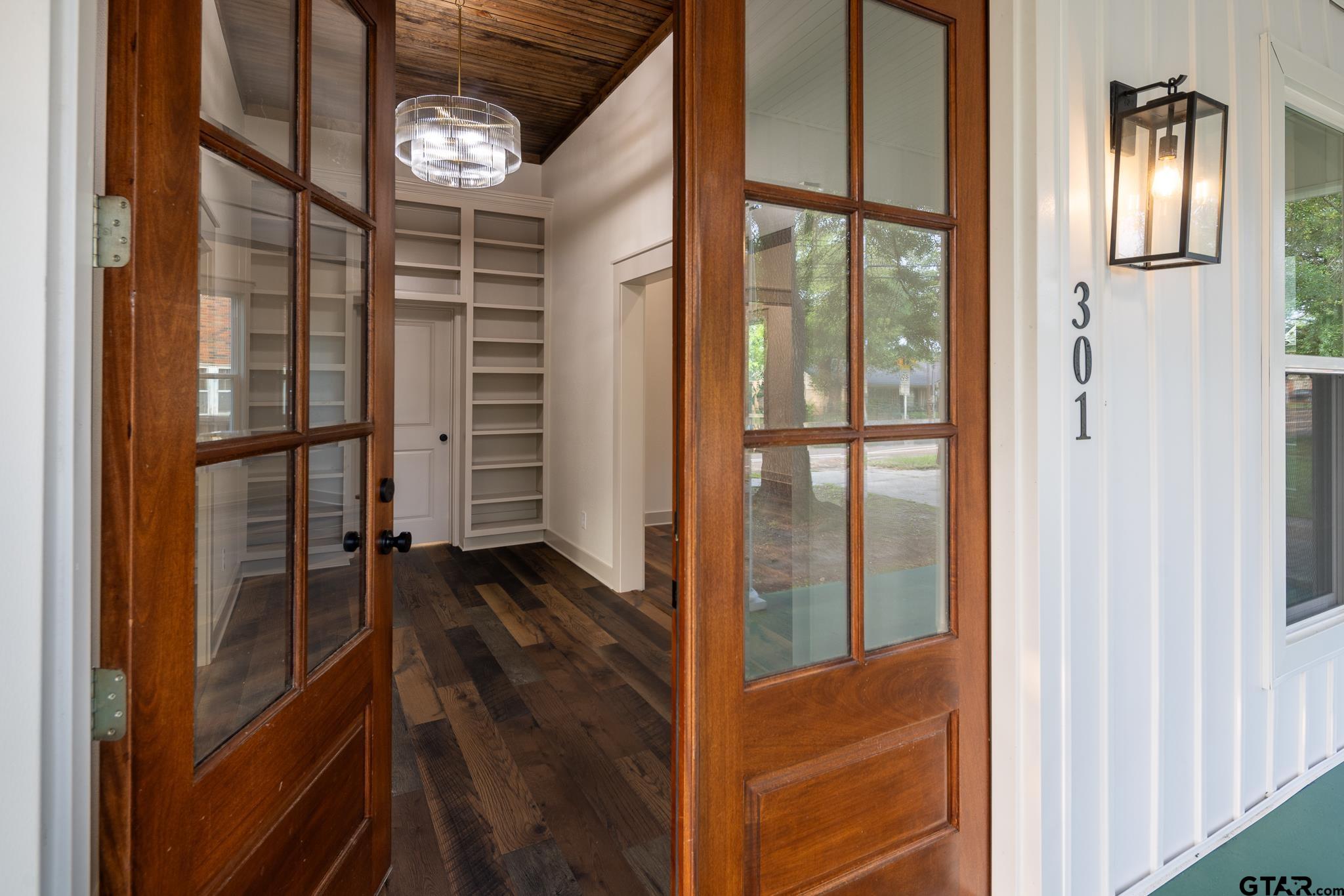 301 E Henderson