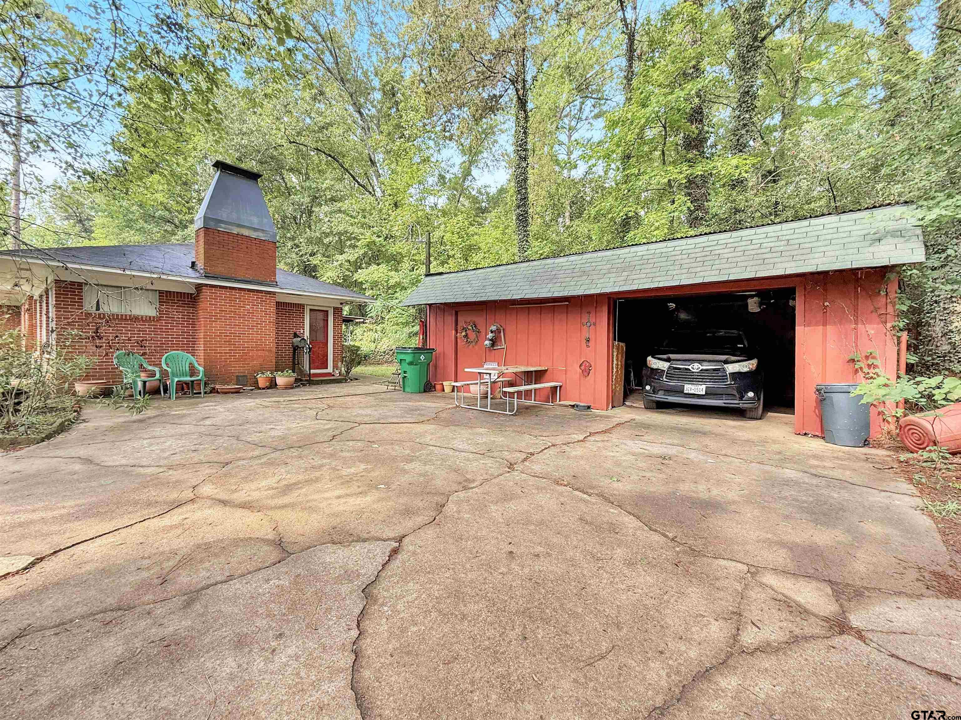 107 Lakeside Dr