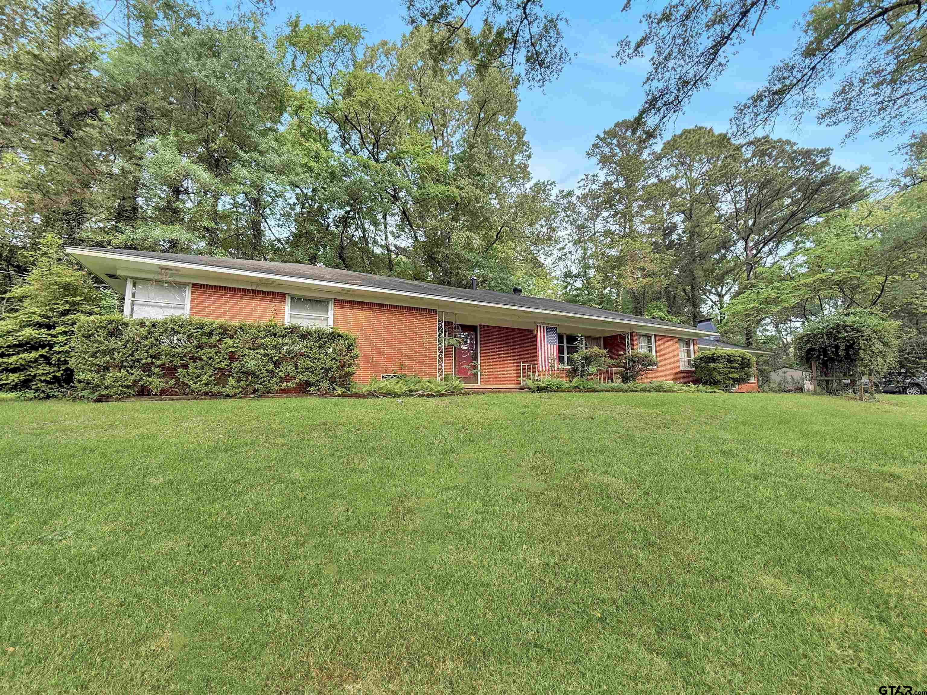 107 Lakeside Dr