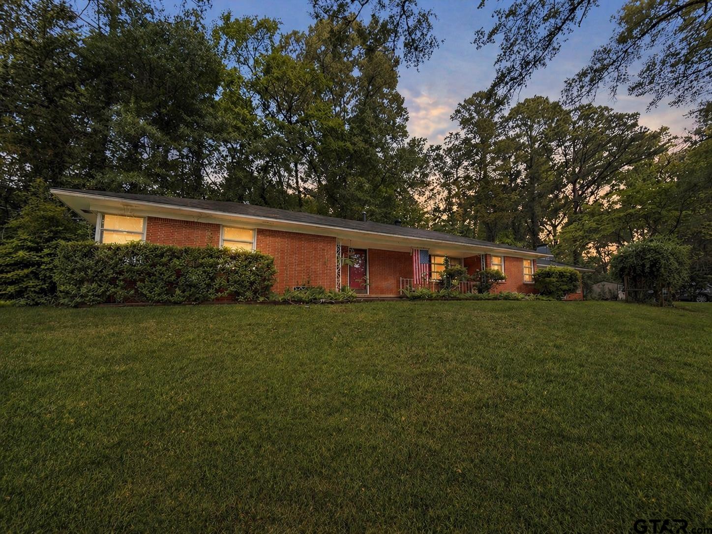 107 Lakeside Dr