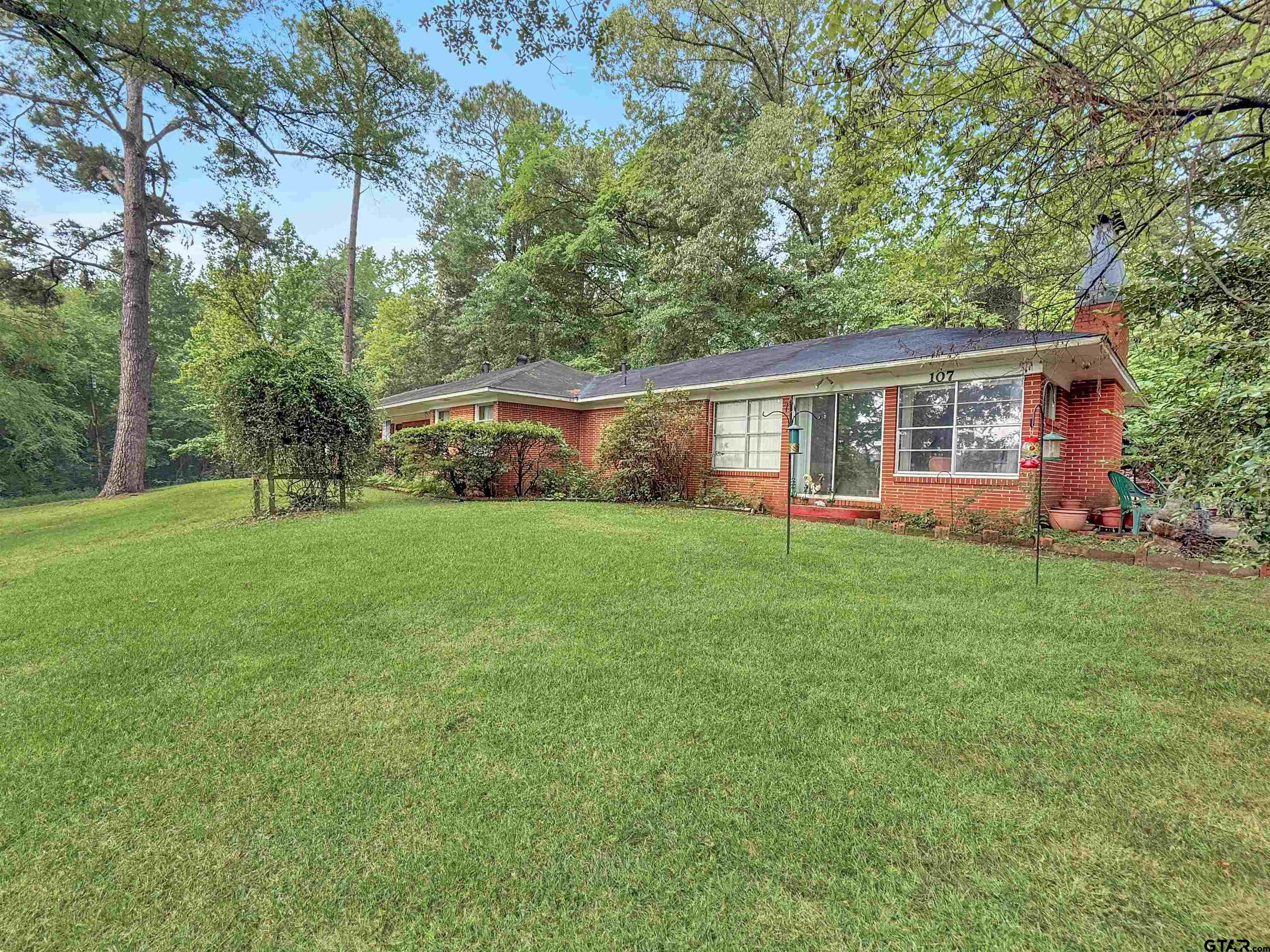 107 Lakeside Dr