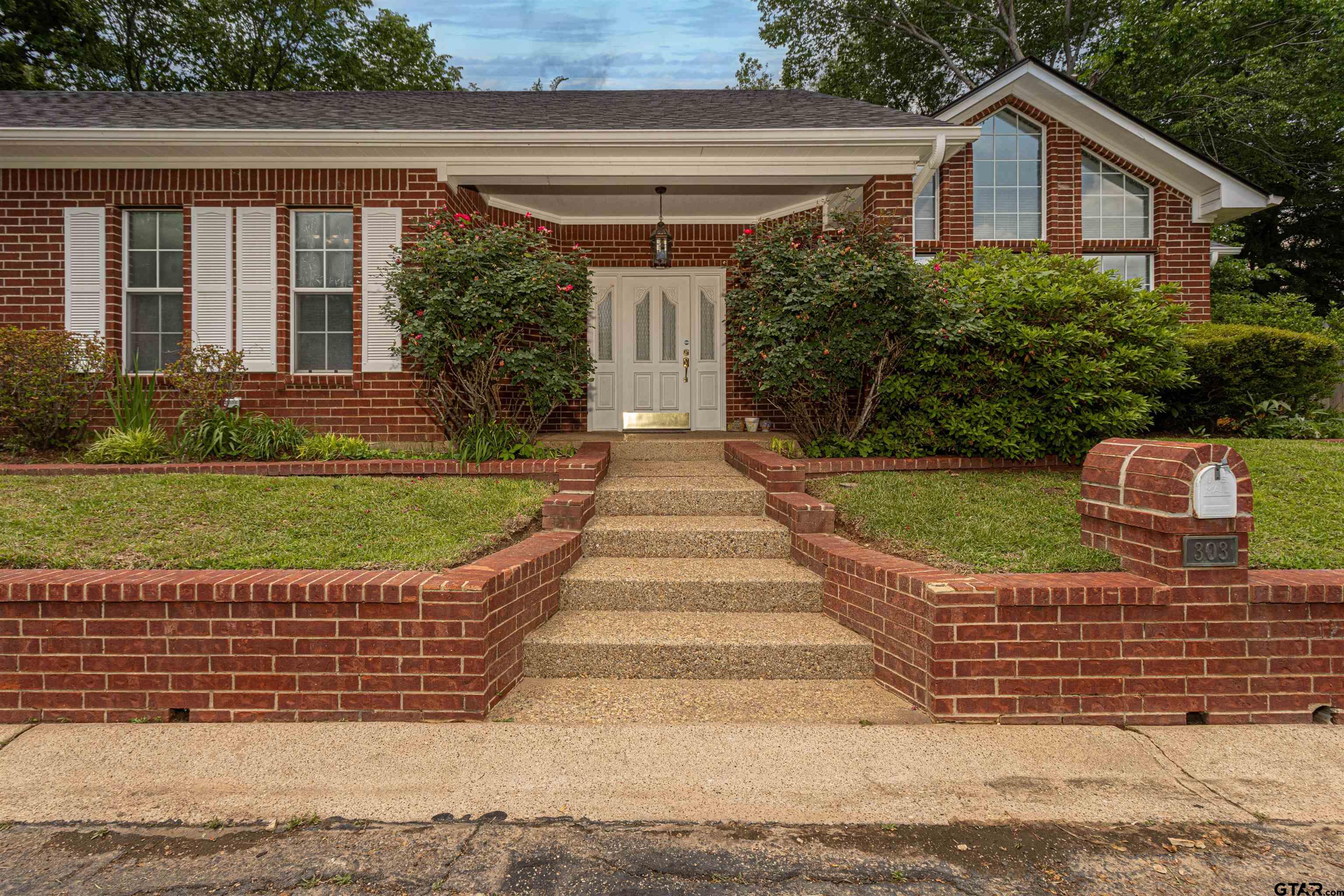 303 Canterbury Ct