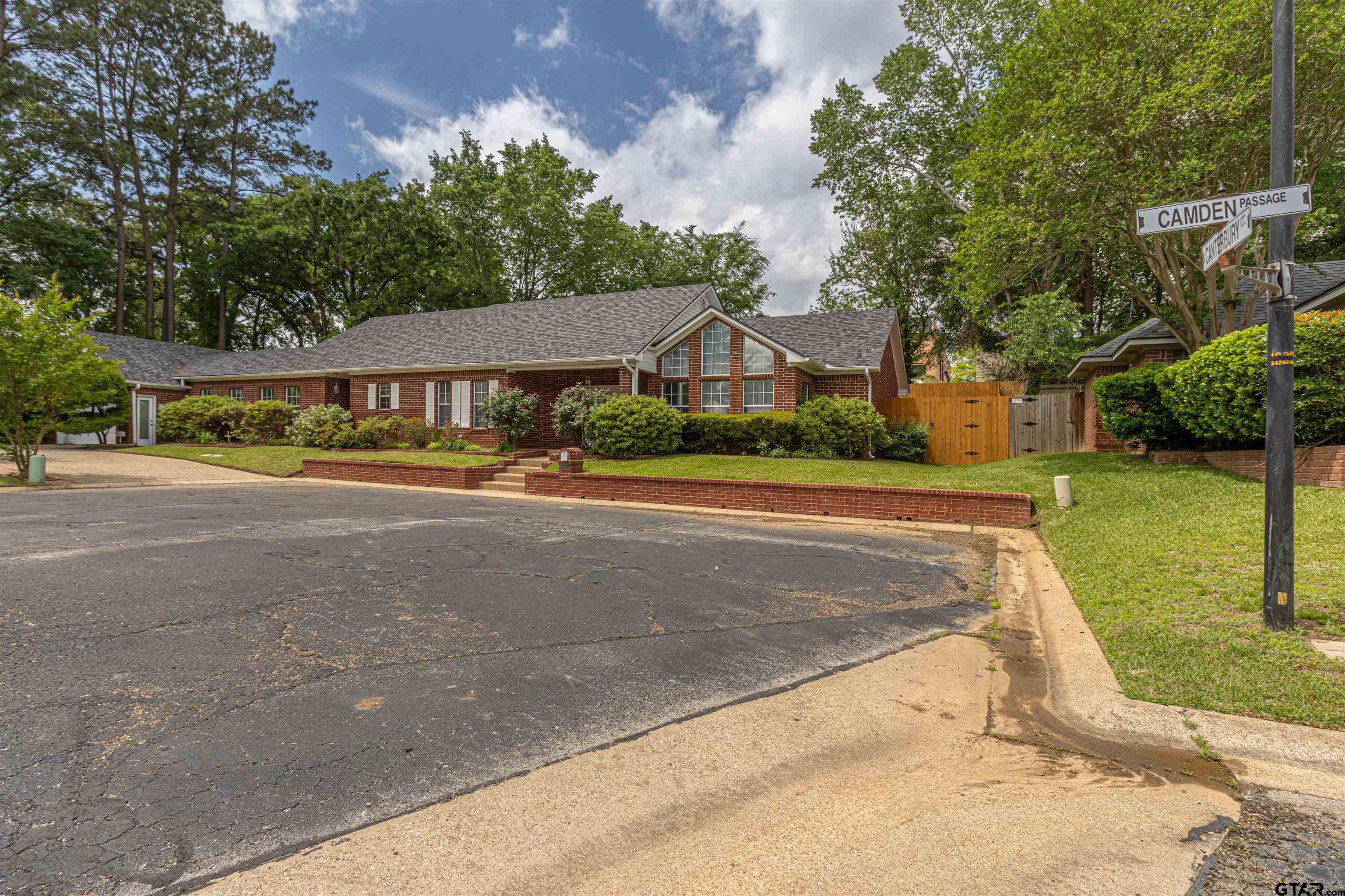 303 Canterbury Ct