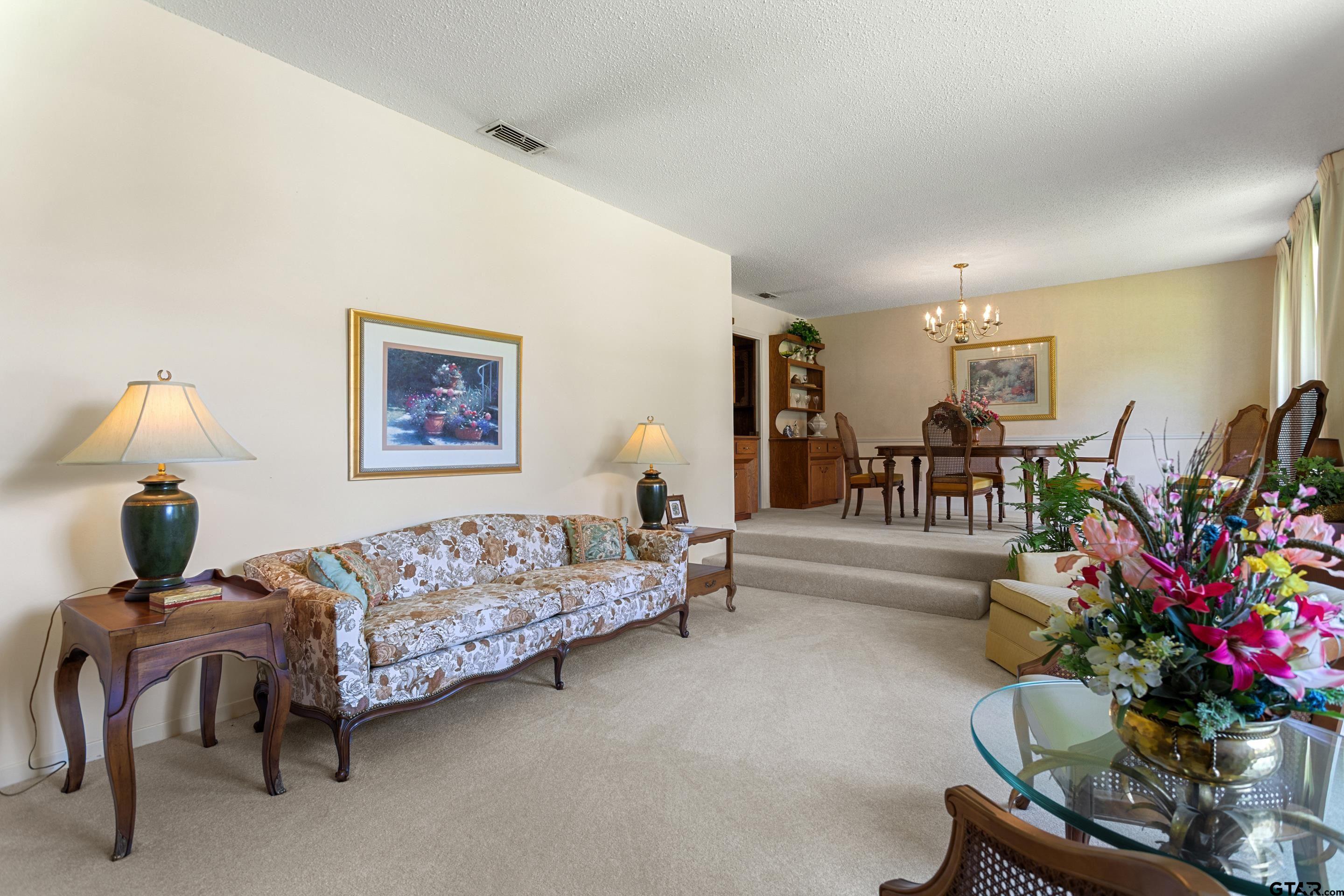 2811 Yorktown Dr.