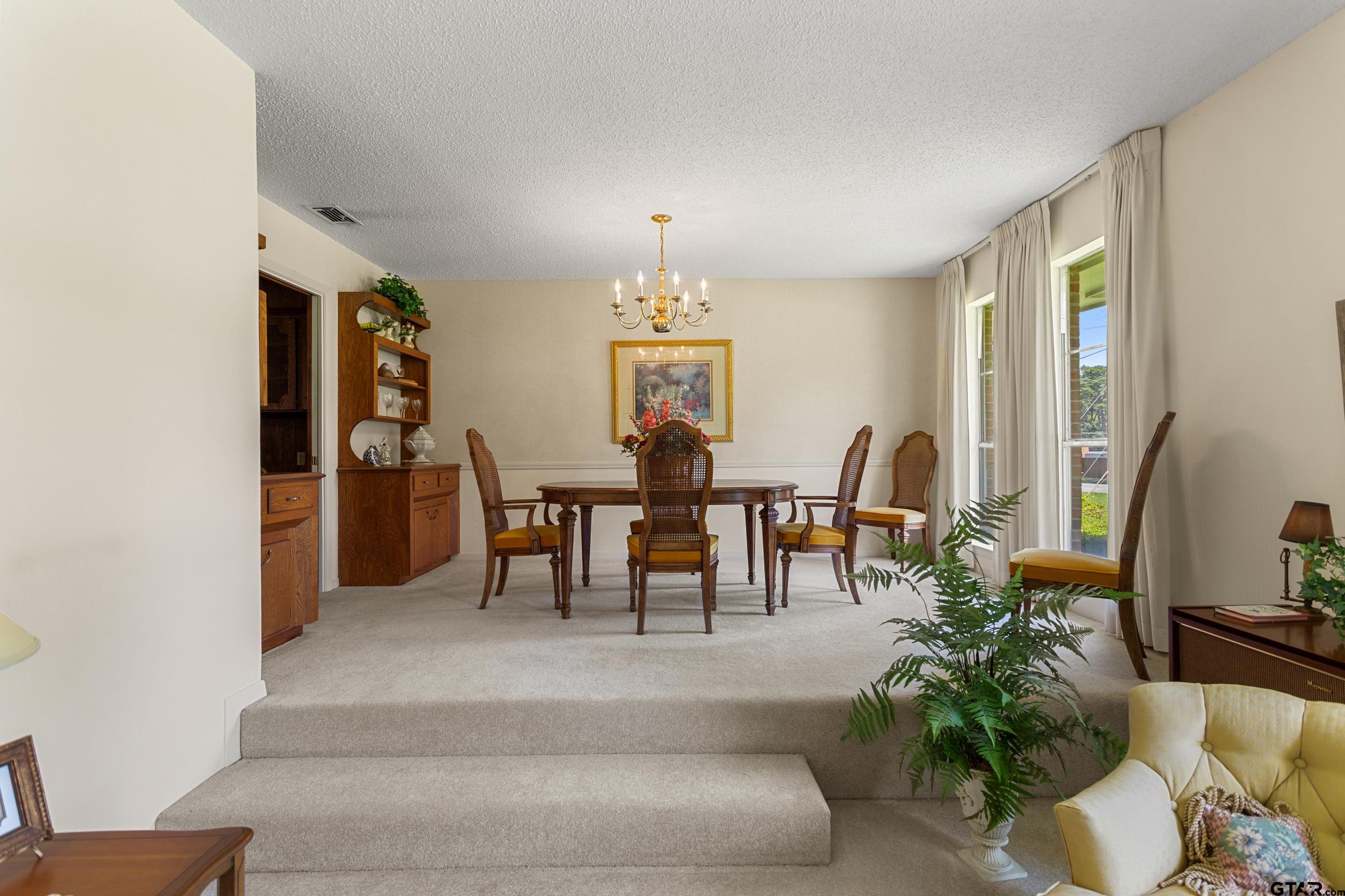 2811 Yorktown Dr.