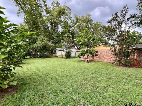 A home in Lindale