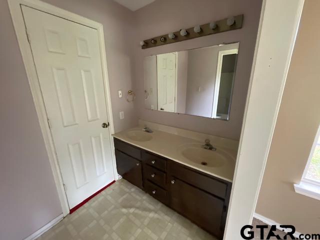 Mineola, Texas 75773, United States, 4 Bedrooms Bedrooms, ,3 BathroomsBathrooms,Residential,Pending,53419