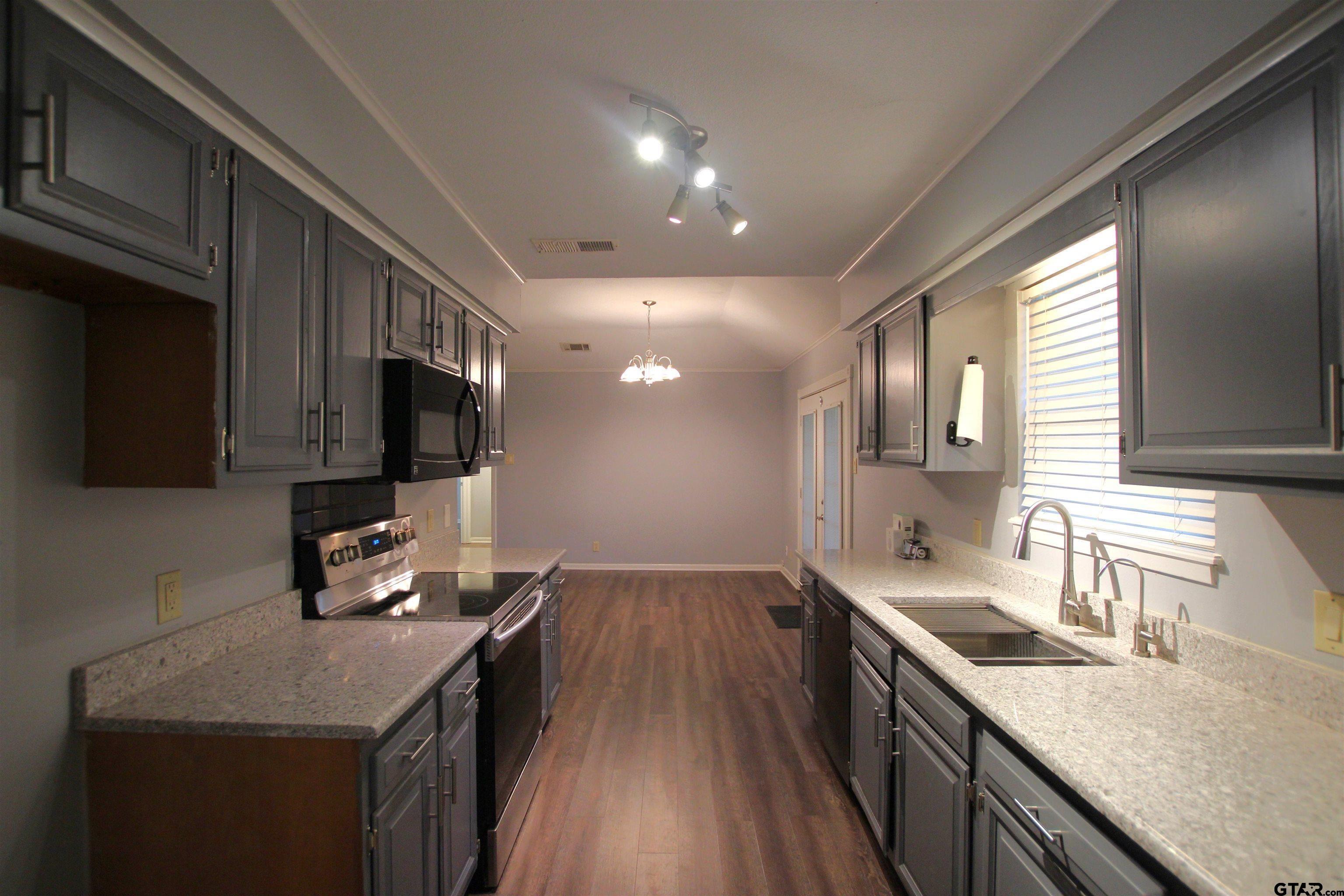 305 LAKEVIEW