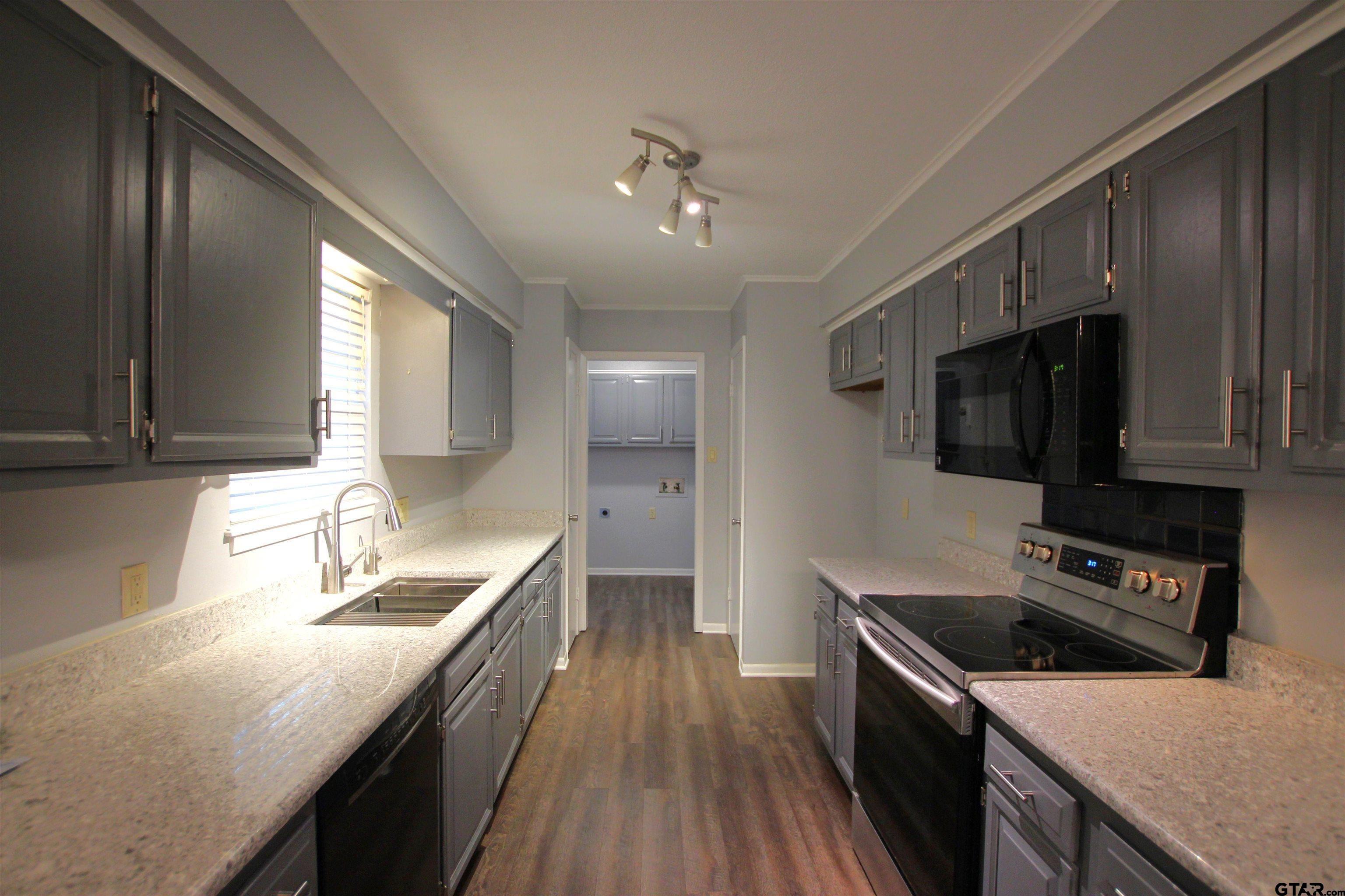 305 LAKEVIEW