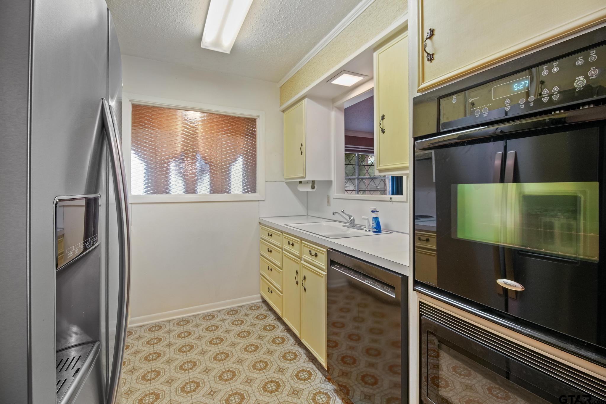 2742 Lisa Ln