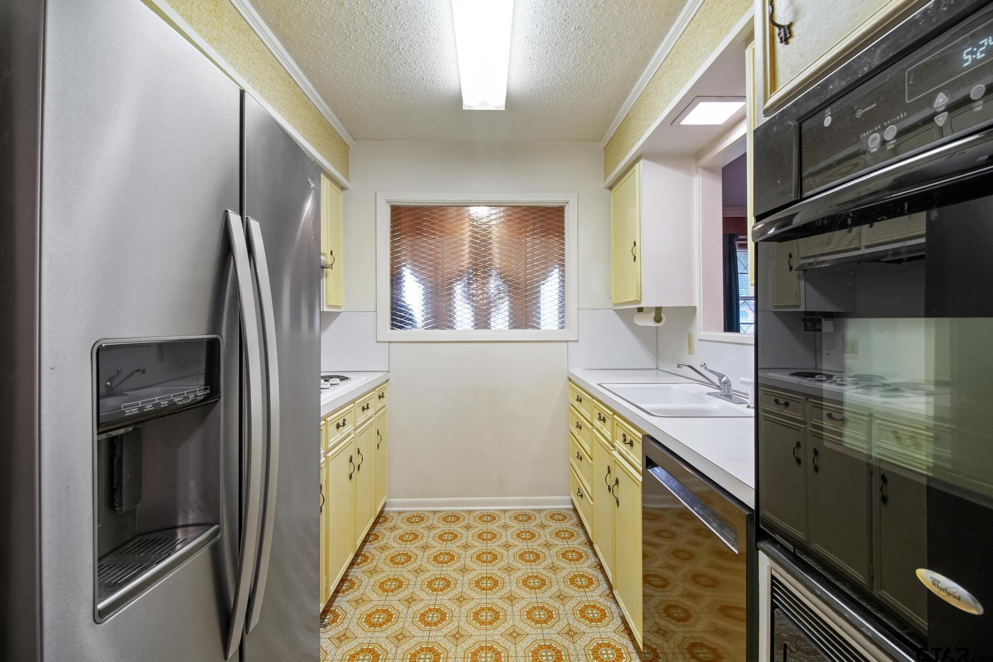 2742 Lisa Ln