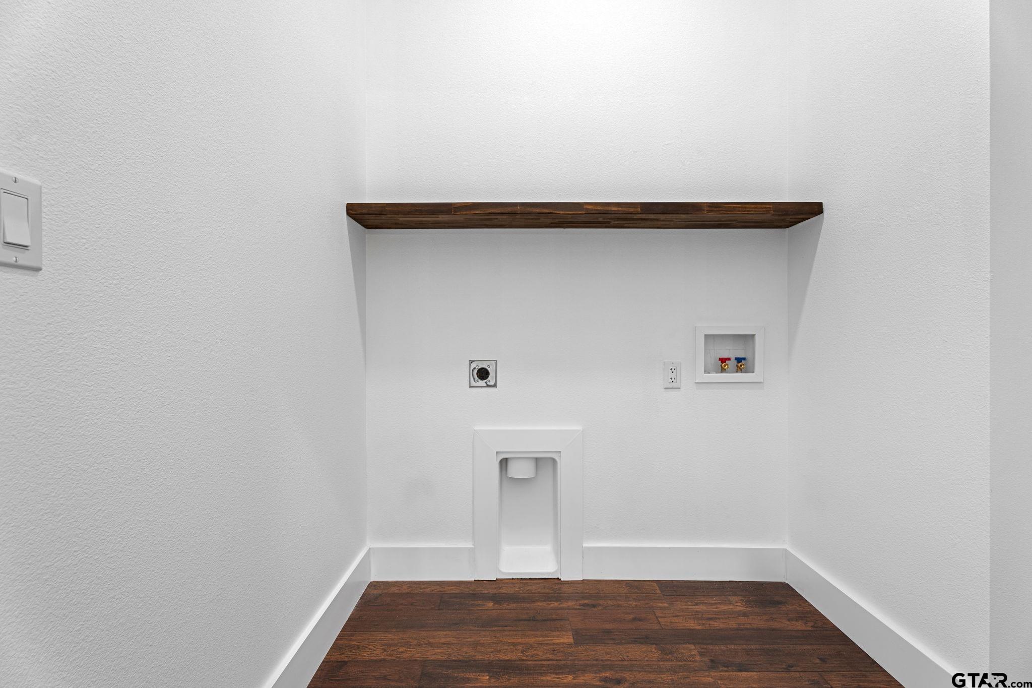 Mineola, Texas 75773, United States, 3 Bedrooms Bedrooms, ,2 BathroomsBathrooms,Residential,Active,12092