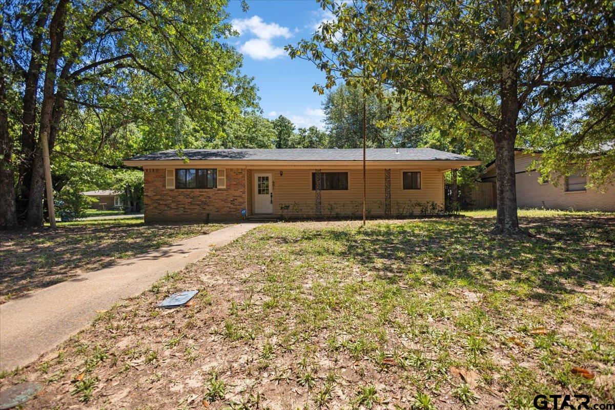 601 Ravenwood Drive
