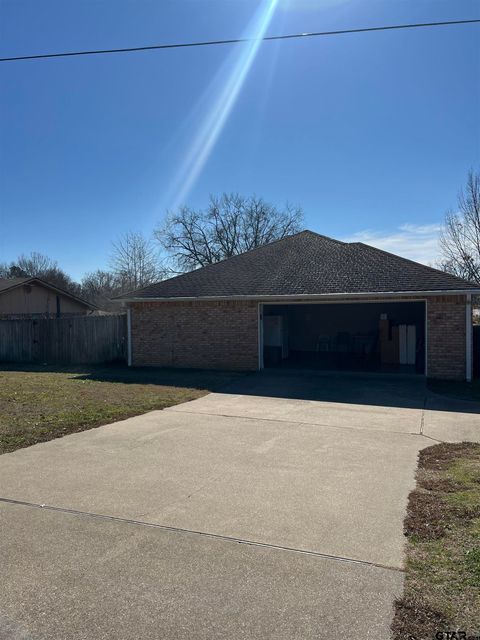 A home in Lindale