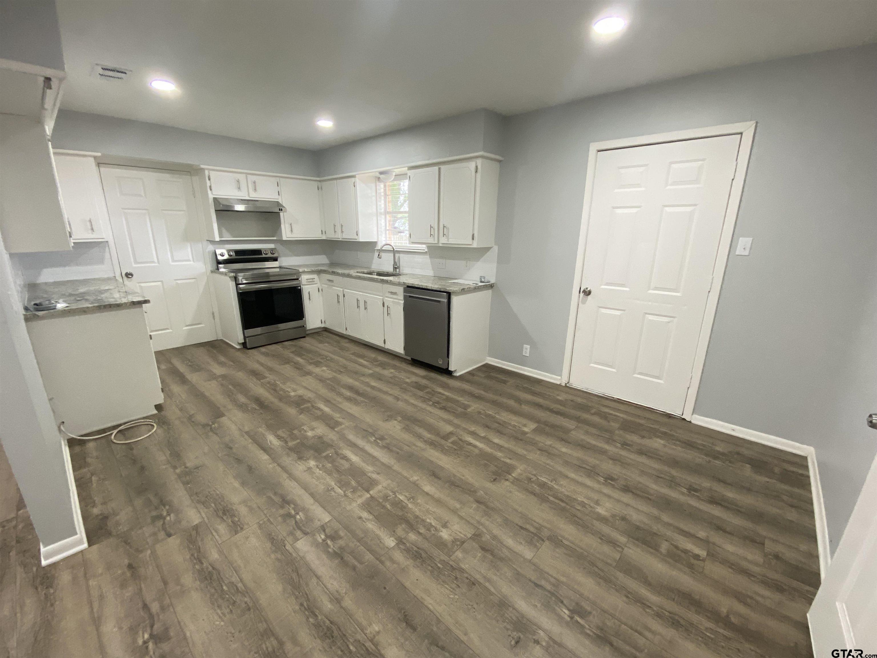 897 Christopher Dr