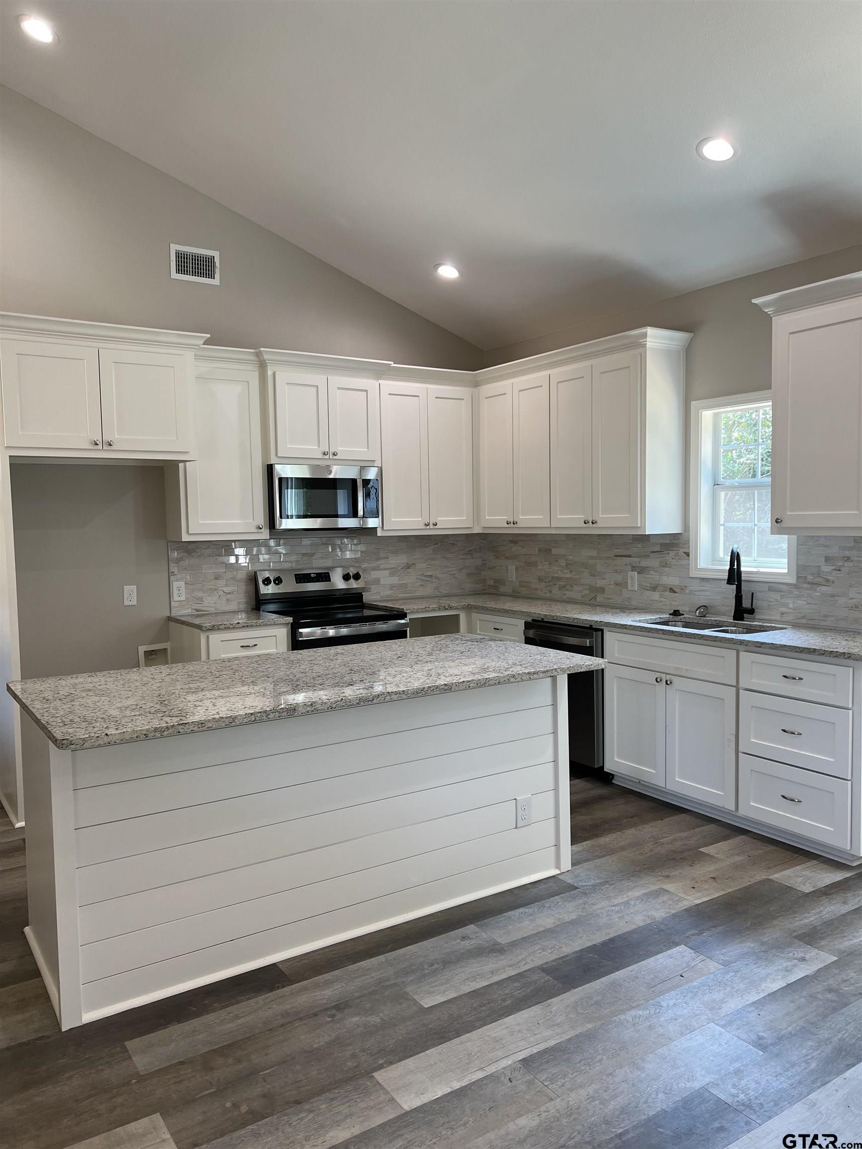152 Royal Dr W