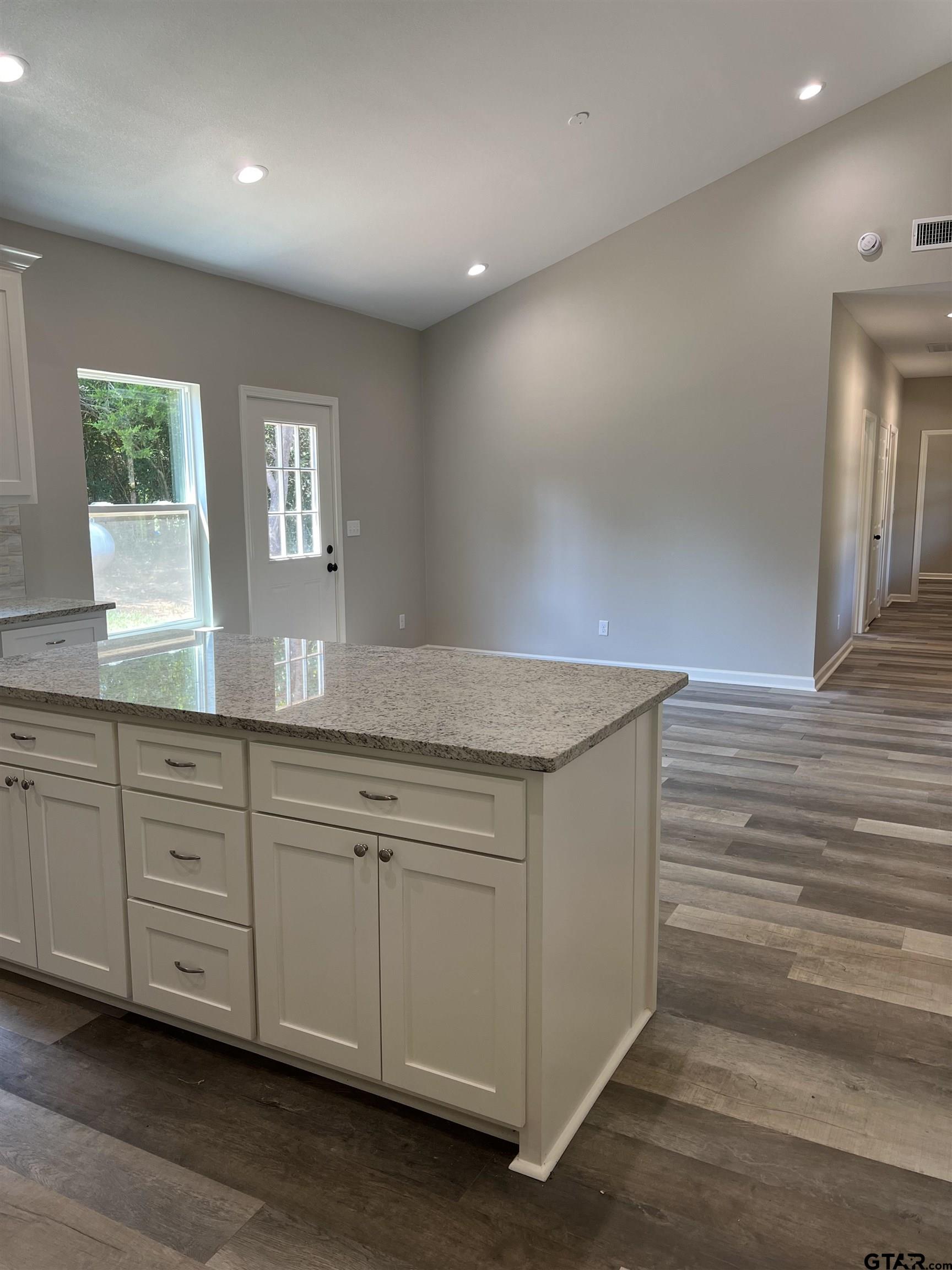 152 Royal Dr W