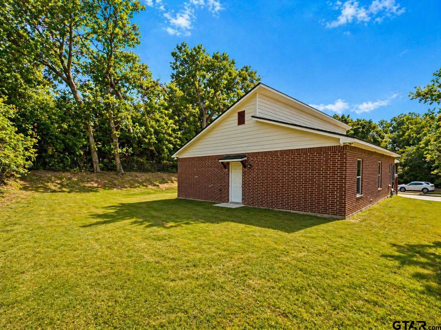 1410 W Connally St