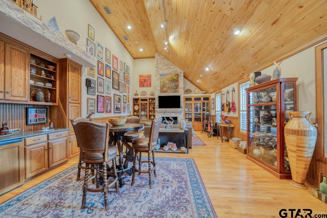 1200 Lesley Ln.