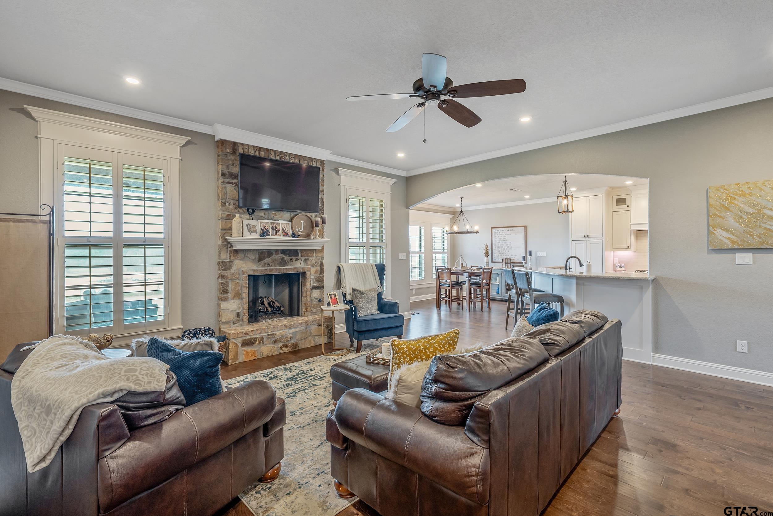 220 Sunnys Halo Blvd