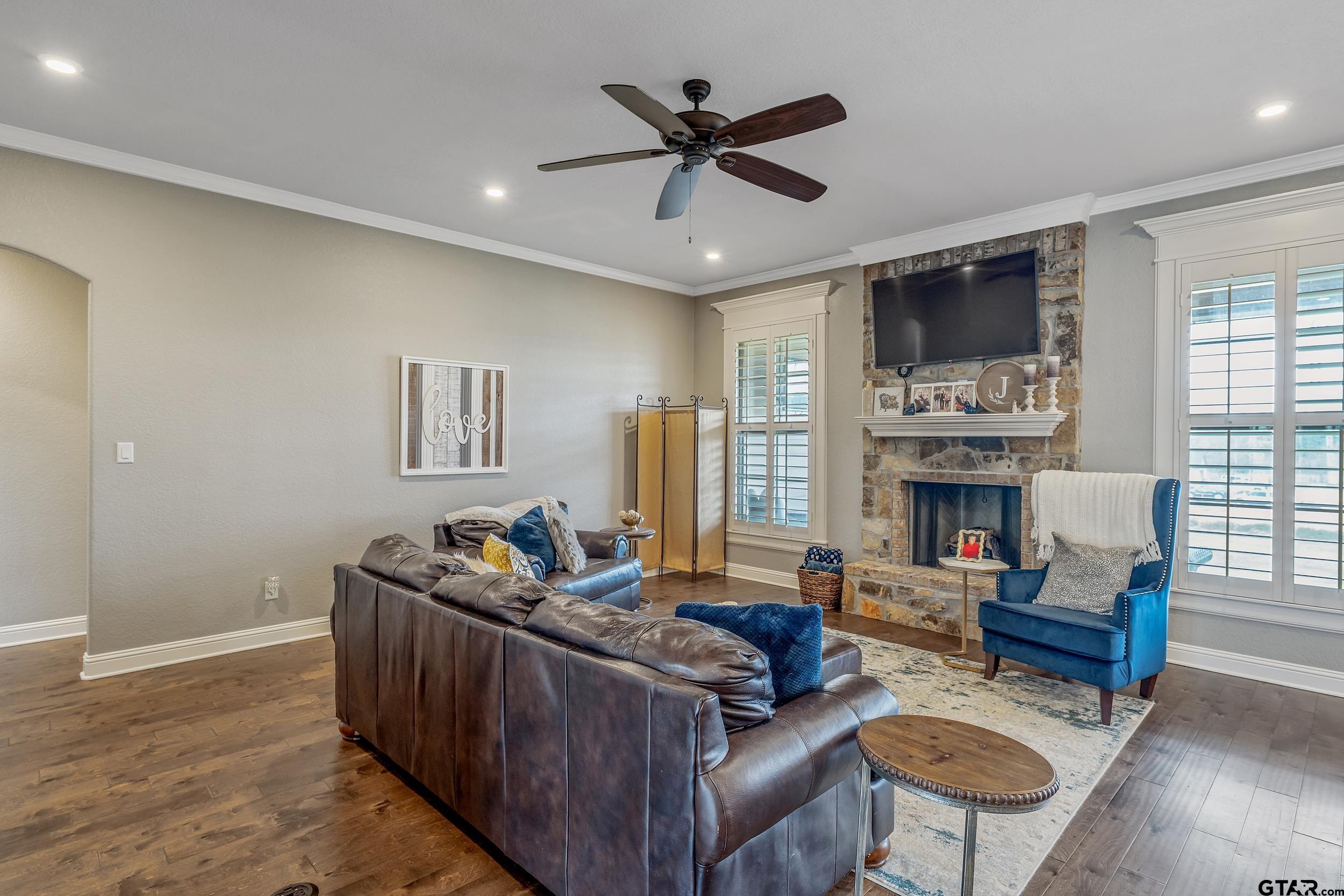 220 Sunnys Halo Blvd