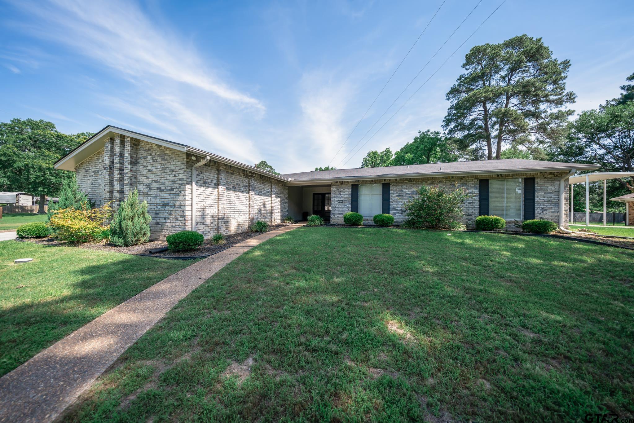 317 E Robinwood