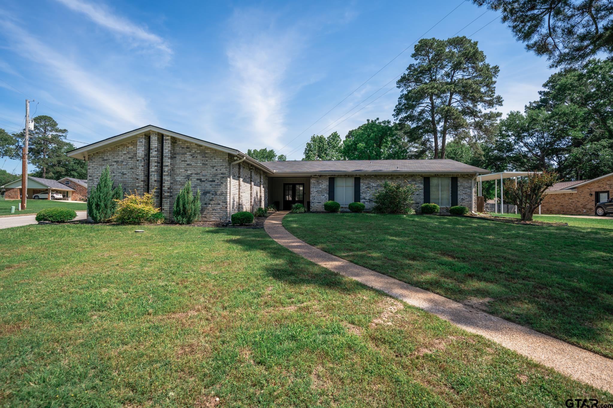 317 E Robinwood