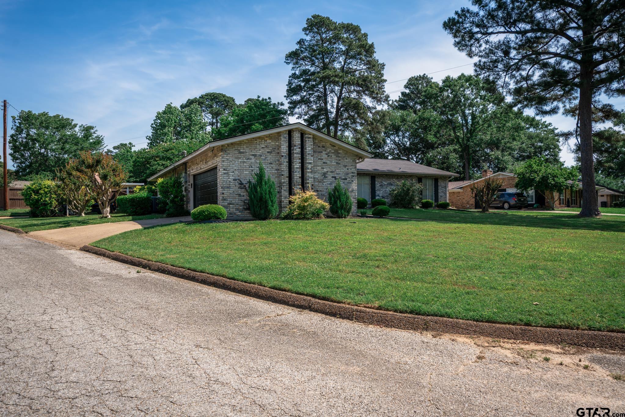 317 E Robinwood