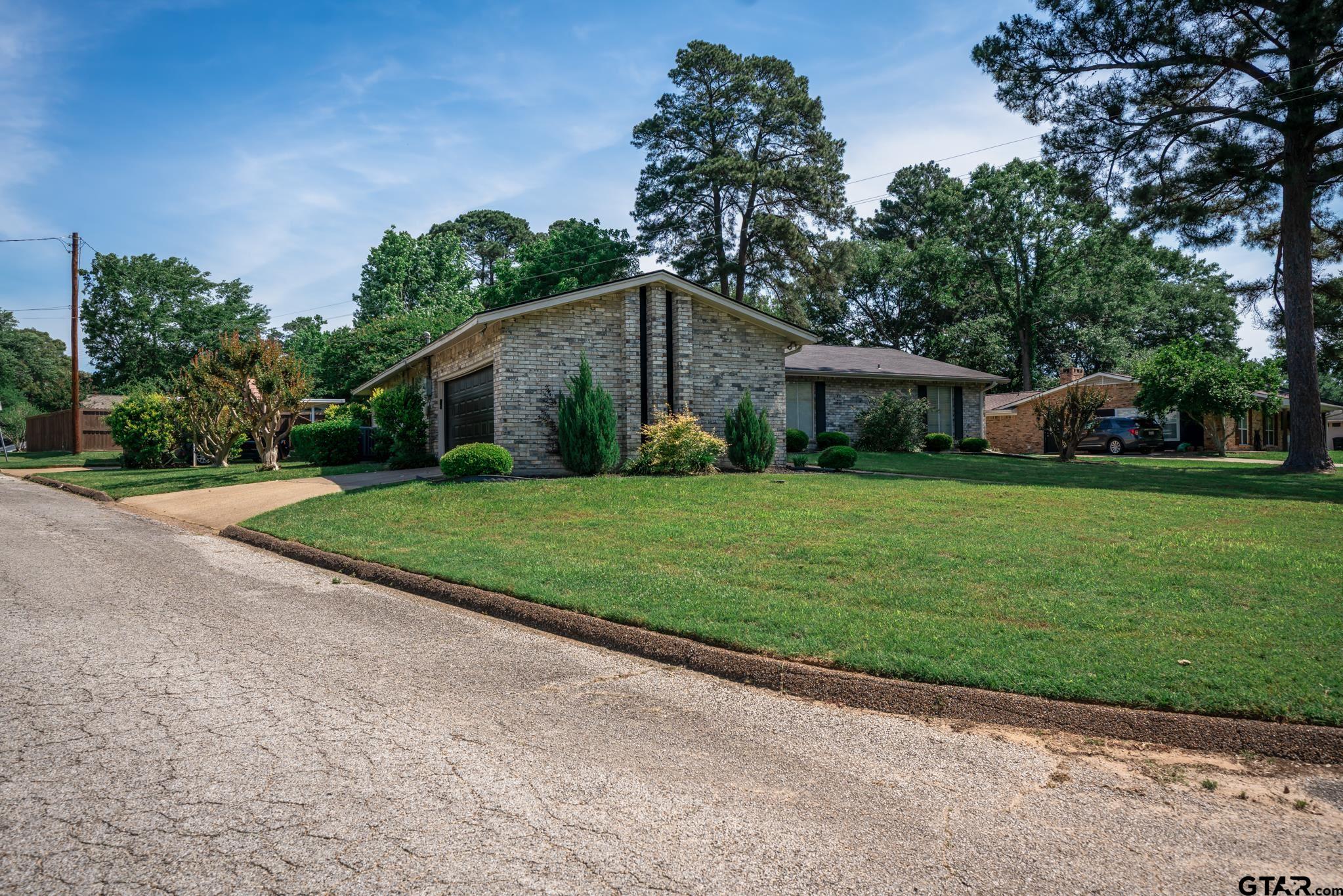 317 E Robinwood
