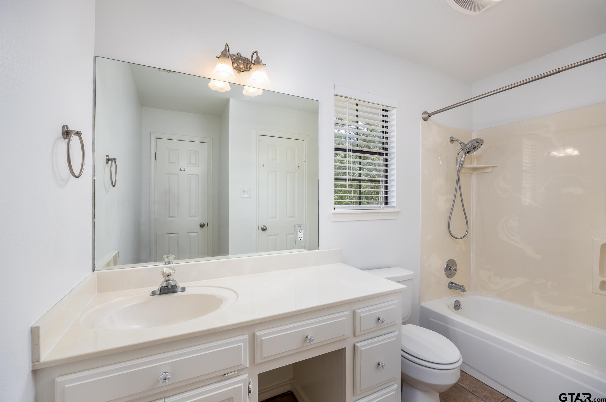 Jacksonville, Texas 75766, United States, 4 Bedrooms Bedrooms, ,4 BathroomsBathrooms,Residential,Pending,53832