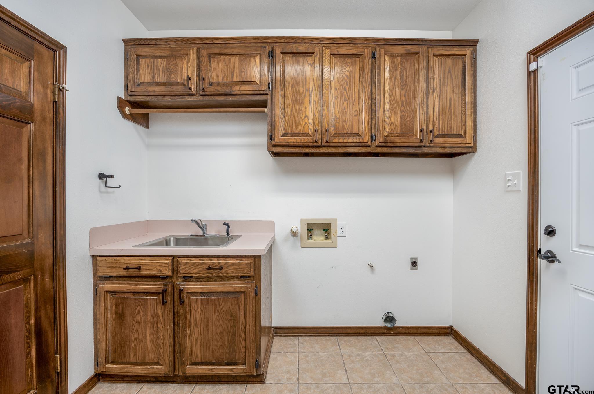 Jacksonville, Texas 75766, United States, 4 Bedrooms Bedrooms, ,4 BathroomsBathrooms,Residential,Pending,53832