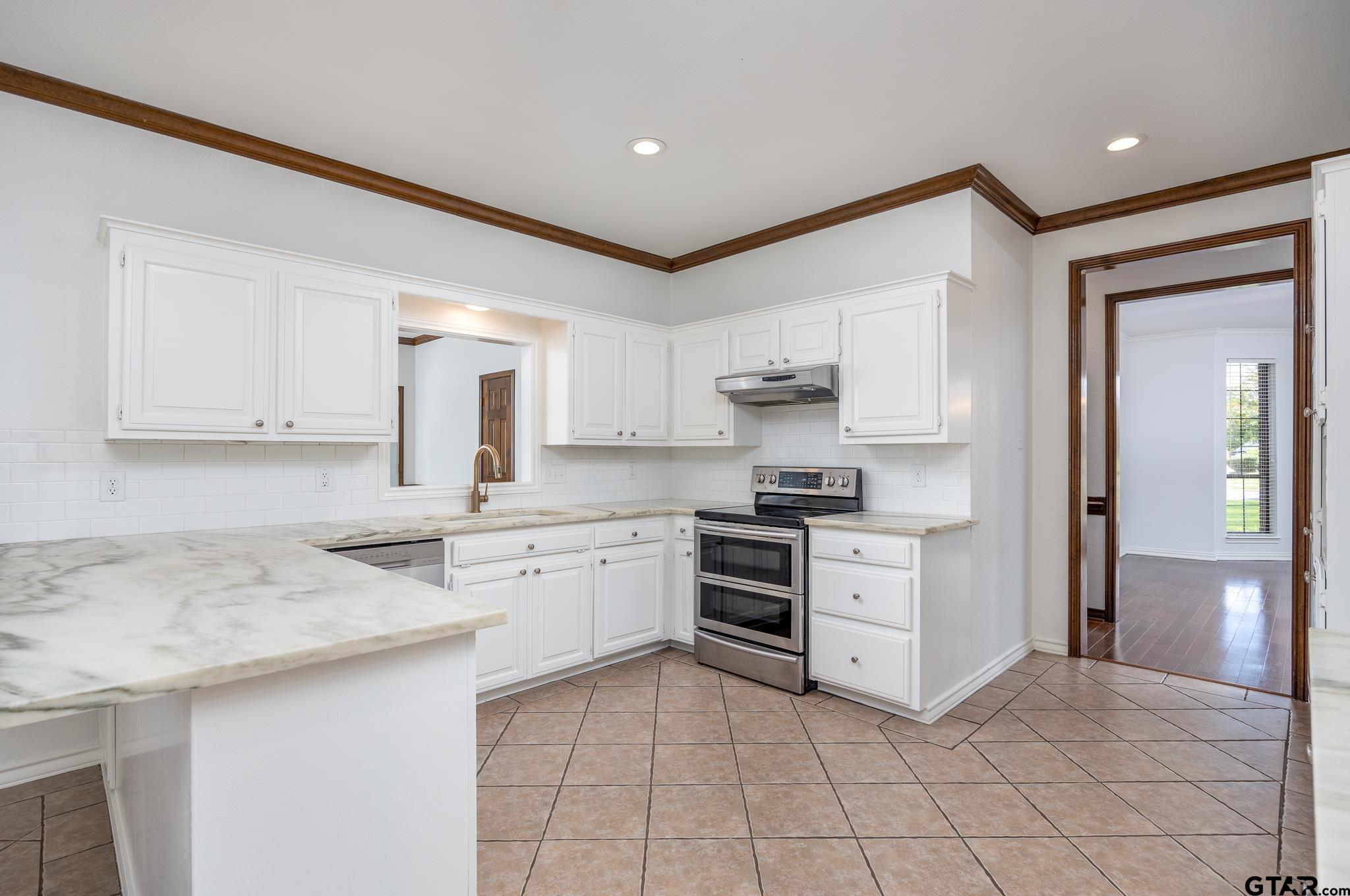 Jacksonville, Texas 75766, United States, 4 Bedrooms Bedrooms, ,4 BathroomsBathrooms,Residential,Pending,53832