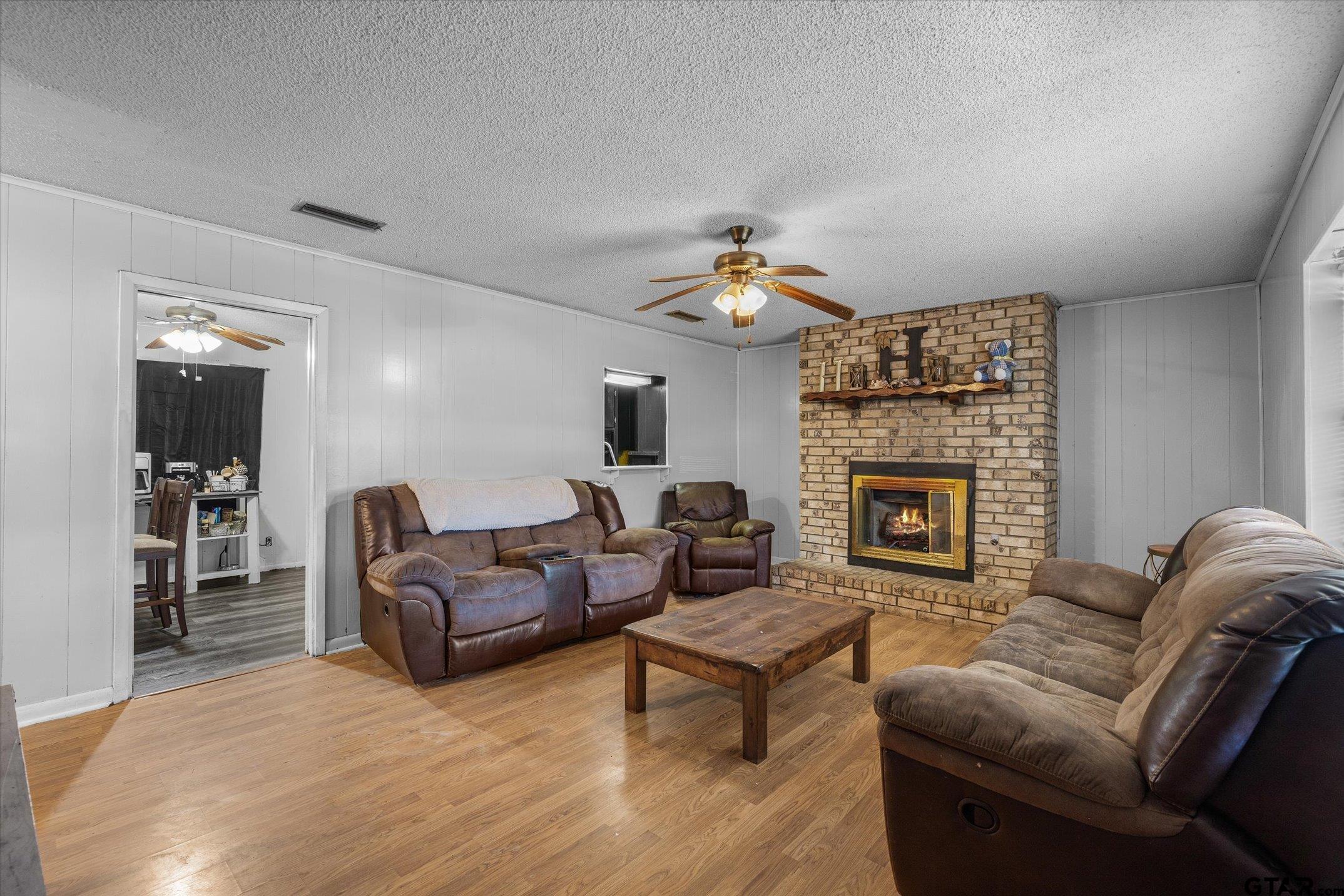 215 N Oaks Drive