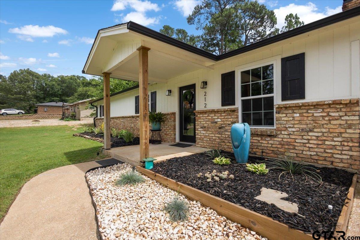 212 Treetop Ln