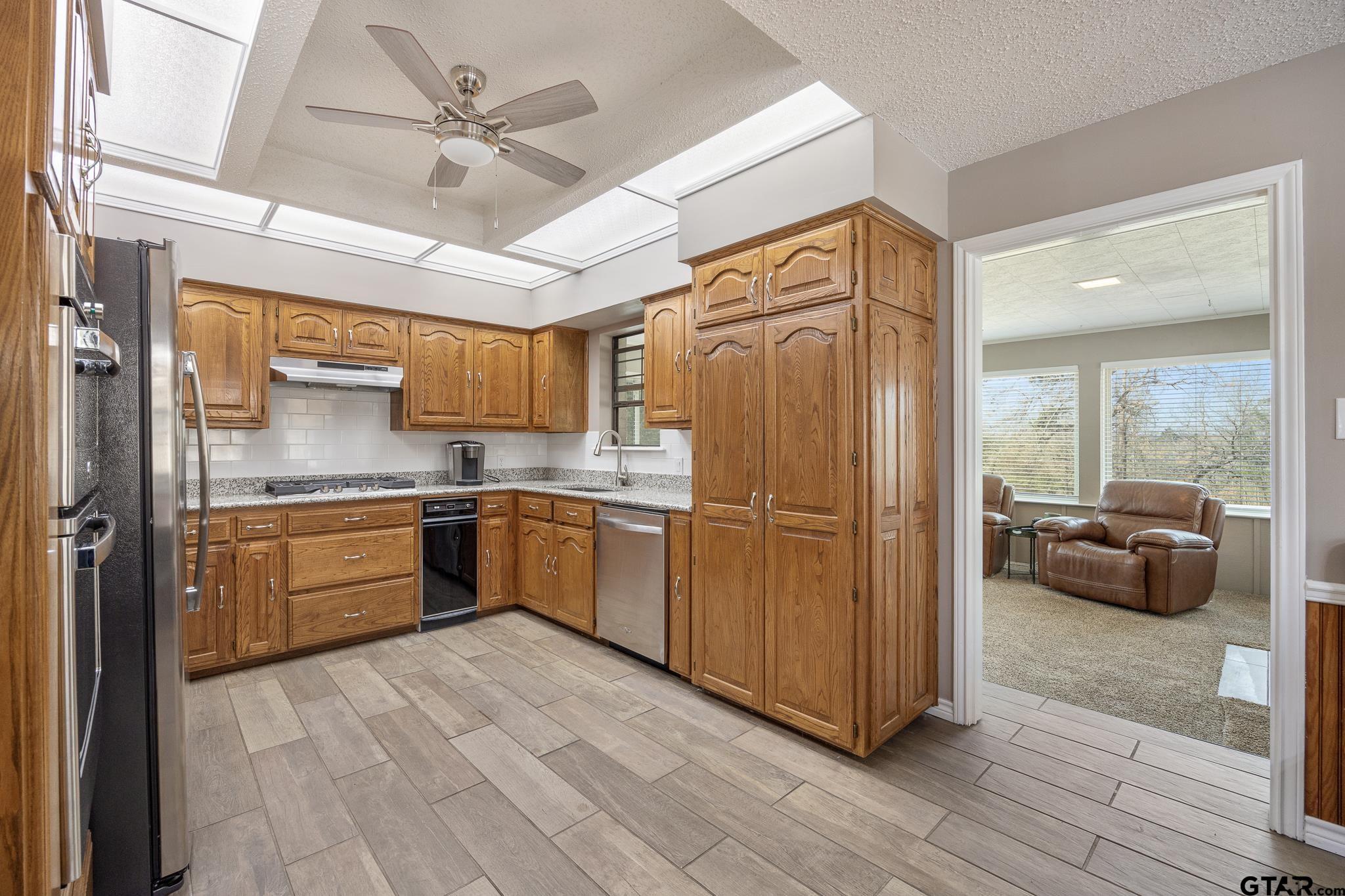 Frankston, Texas 75763, United States, 4 Bedrooms Bedrooms, ,3 BathroomsBathrooms,Residential,Active,90412