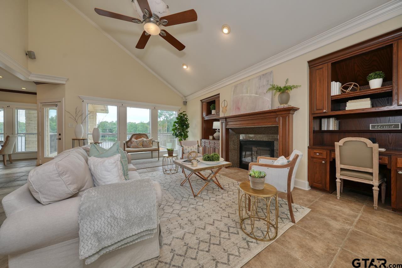 521 Hideaway Ln Central