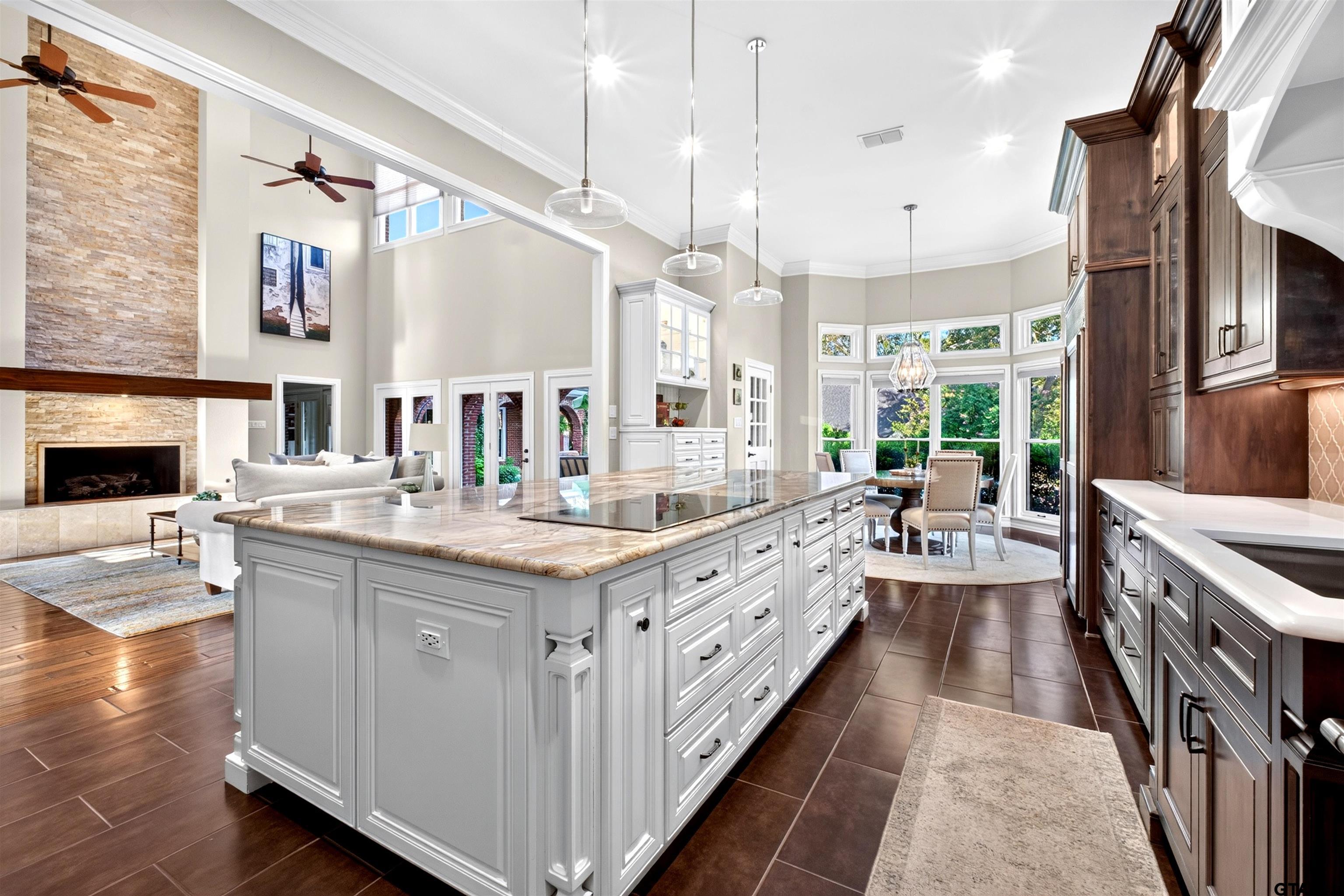 6401 Hollytree Circle