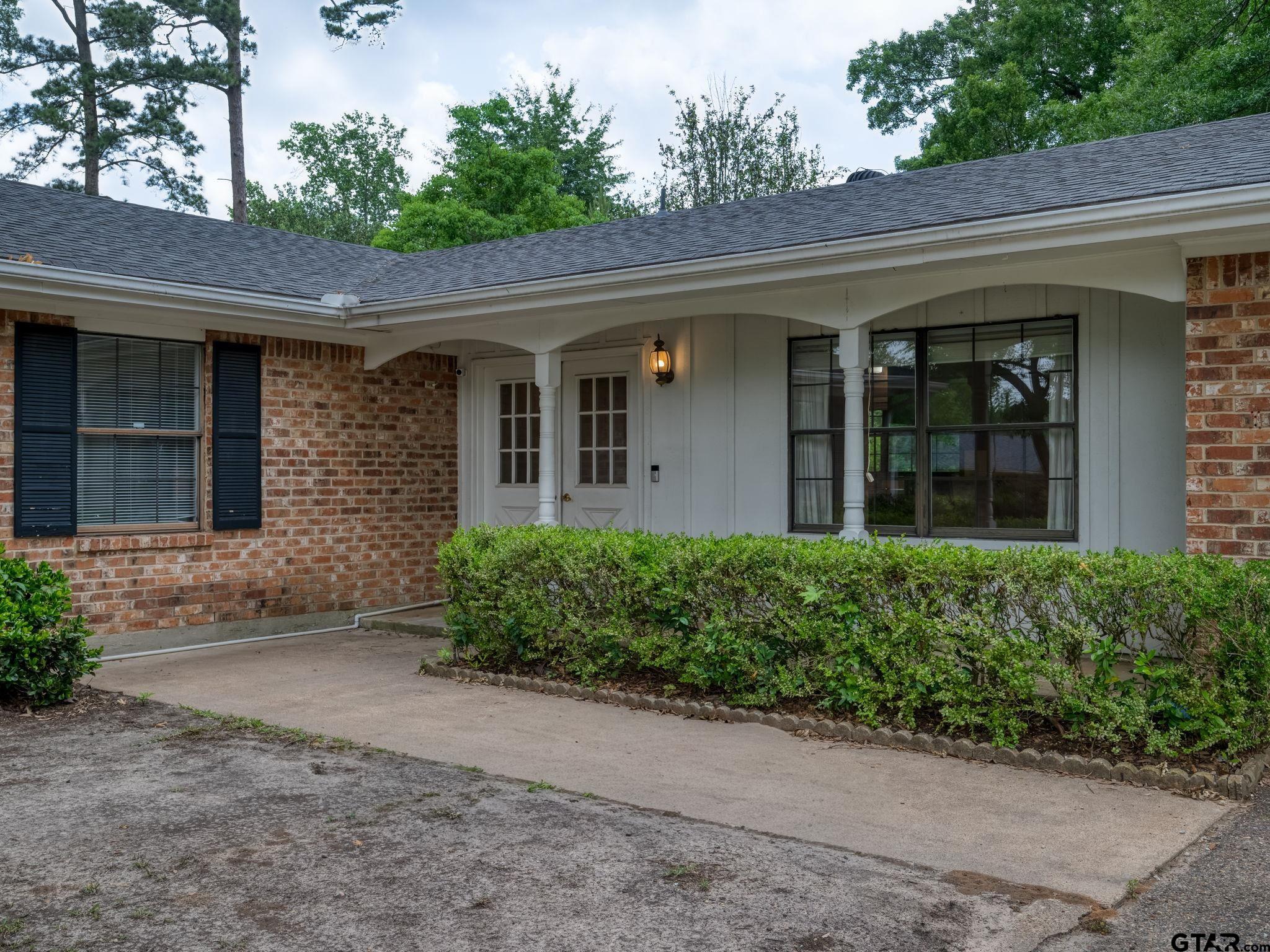 2513 Merry Lane