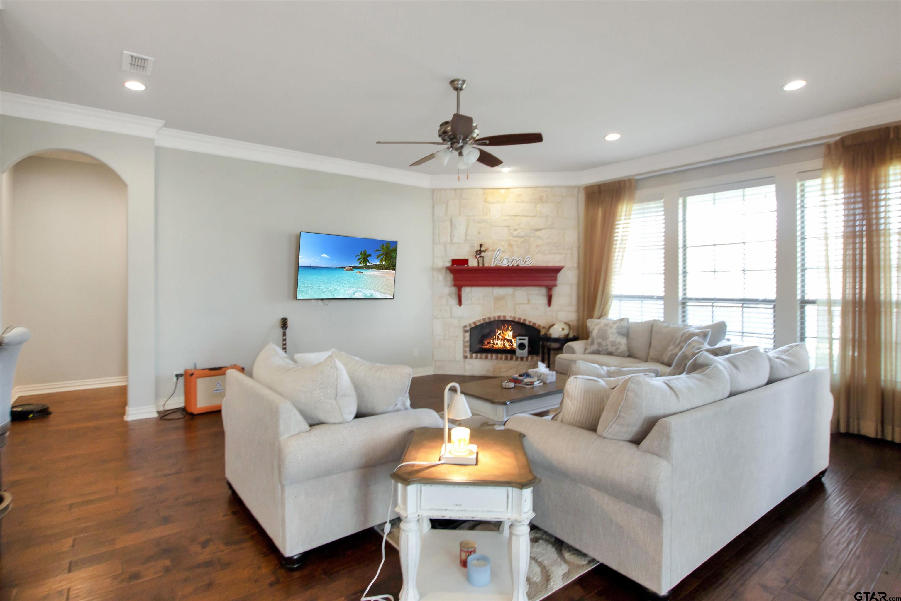 745 Esperanza Pl