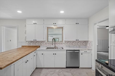 252 E Main Van TX 75790