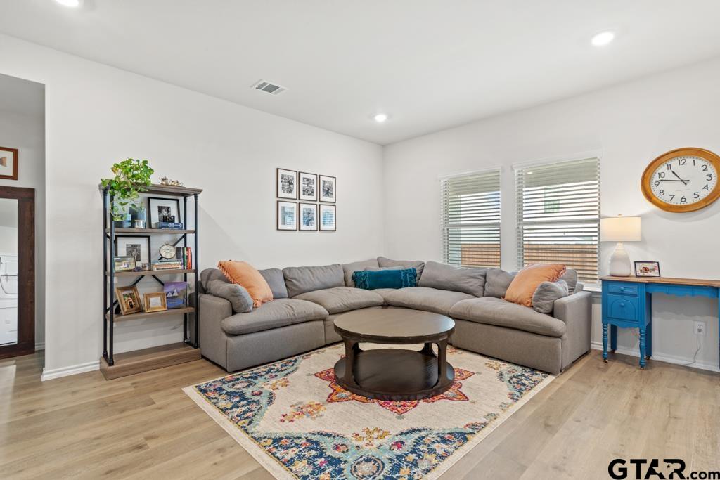 1101 River Oaks Lane