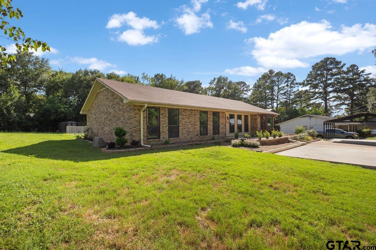208 Treetop Ln