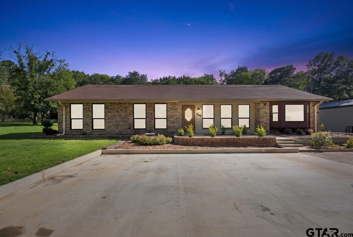 208 Treetop Ln