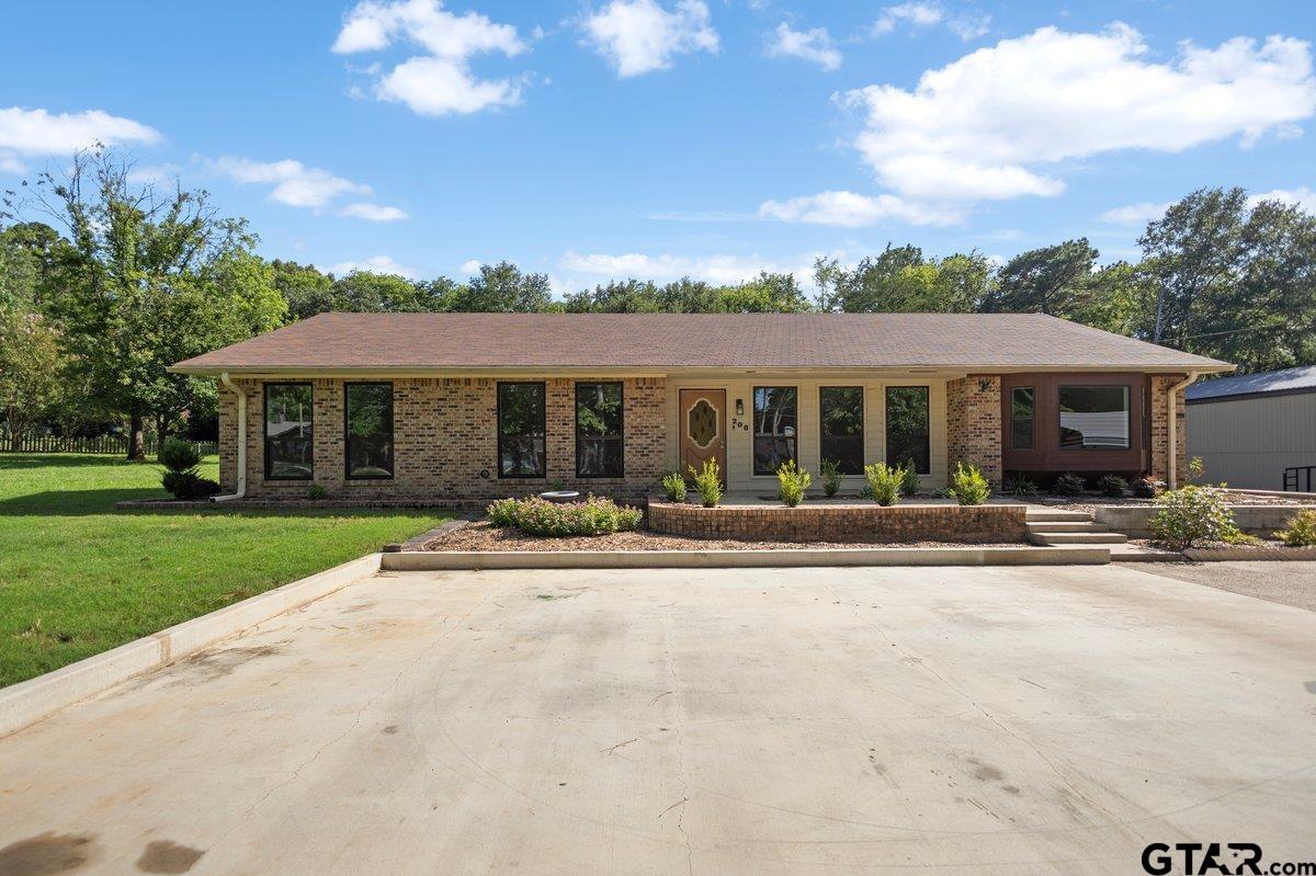 208 Treetop Ln