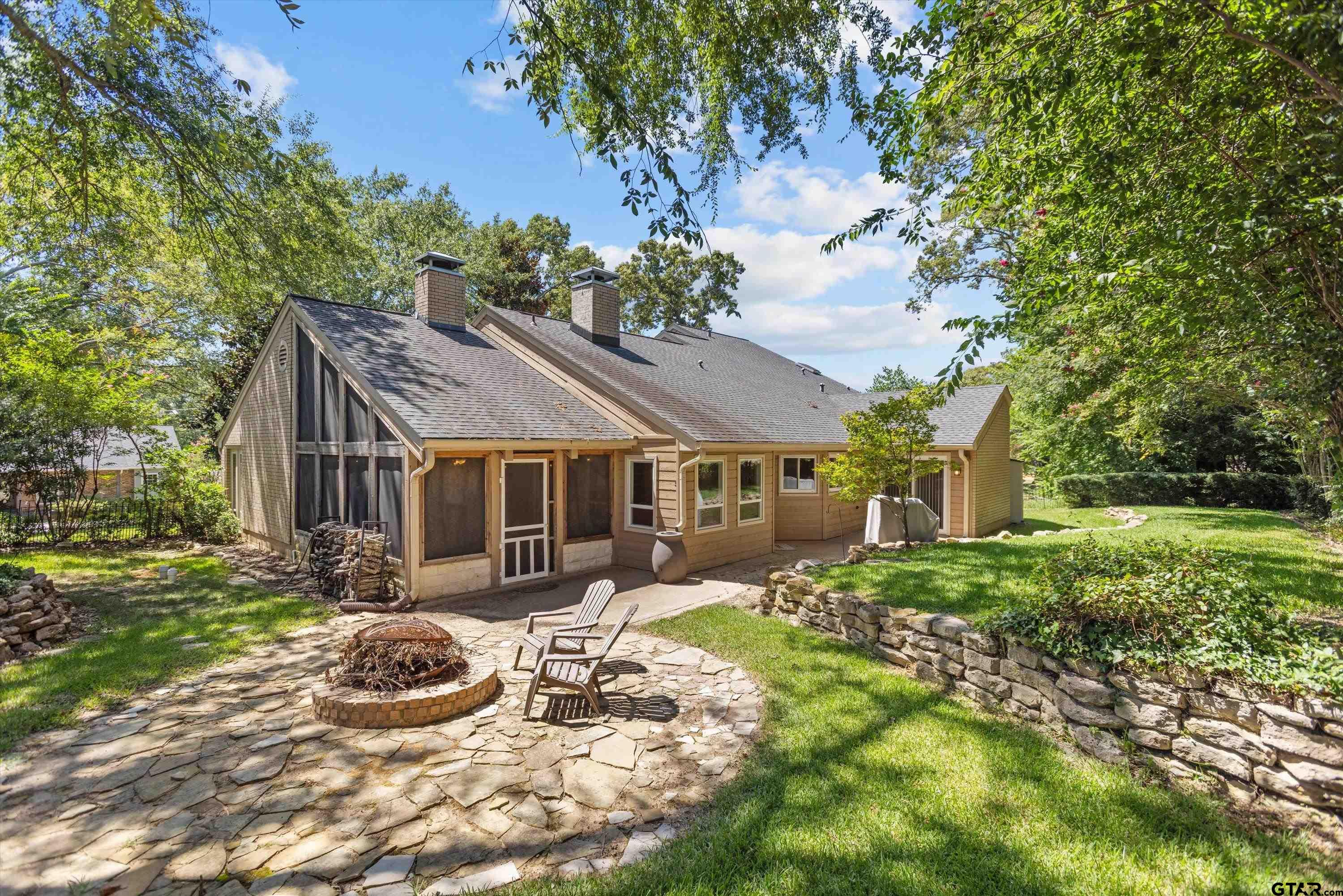 103 Williamsburg Lane