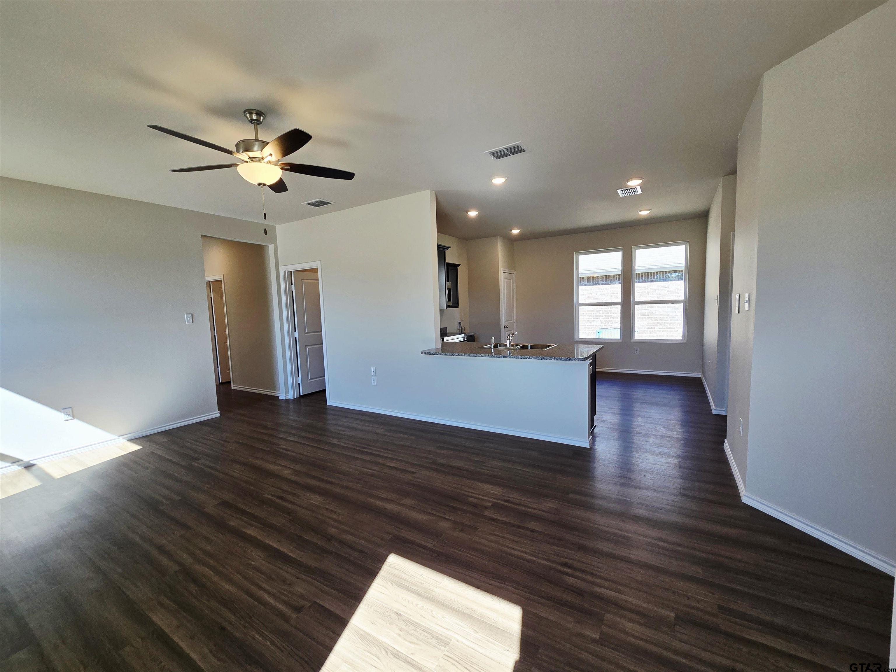 611 Park Central